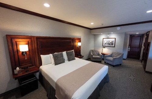 Hillsdale Hotel | Executive King Room with with Modern Amenities & Breakfast