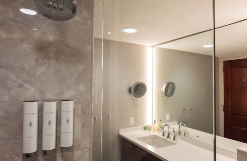 Hillsdale Hotel | Executive King Room with with Modern Amenities & Breakfast