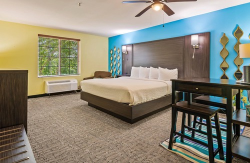 Crawfordville Hotel | Executive King Suite: Spacious Comfort for Work & Rest at Wildwood Inn