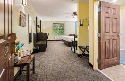 Crawfordville Hotel | Executive King Suite: Spacious Comfort for Work & Rest at Wildwood Inn