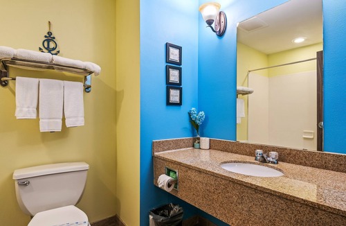 Crawfordville Hotel | Executive King Suite: Spacious Comfort for Work & Rest at Wildwood Inn