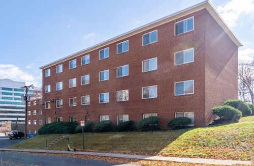 Aurora Highlands Apartment | Executive King Suite/5 min to DCA Pentagon HQ2/Free Parking