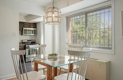 Aurora Highlands Condo | Executive King Suite/5 min to DCA Pentagon HQ2/Free Parking 101