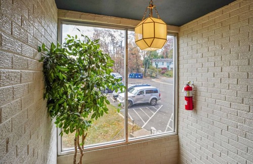 Aurora Highlands Condo | Executive King Suite/5 min to DCA Pentagon HQ2/Free Parking 101