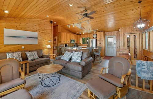 Markville Cabin | Executive Lake Home on Premier Lake w Game Room & Sauna–Ultimate Retreat Awaits!