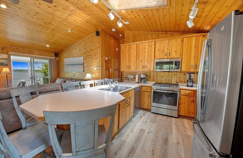 Markville Cabin | Executive Lake Home on Premier Lake w Game Room & Sauna–Ultimate Retreat Awaits!