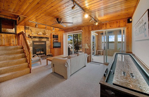 Markville Cabin | Executive Lake Home on Premier Lake w Game Room & Sauna–Ultimate Retreat Awaits!