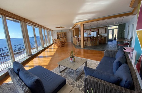 Shuniah House | Executive Lakehouse- Sand Beach on 3 private acres with separate Guesthouse