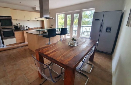 Caldecotte House | Executive Lakeside 4 Bed Townhouse