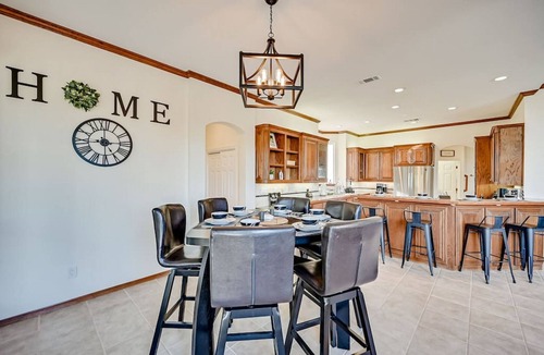 Cedar Hill Villa | ★Executive Lakeside Estate★ Private Pool, Home+Apt