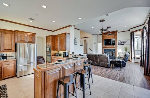 Cedar Hill Villa | ★Executive Lakeside Estate★ Private Pool, Home+Apt