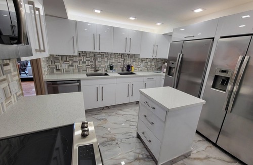 Mid Beach Apartment | Executive Large 5 Bedroom Bachelorette Dream Vacation - 807