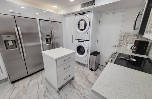 Mid Beach Apartment | Executive Large 5 Bedroom Bachelorette Dream Vacation - 807