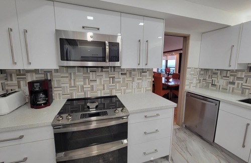 Mid Beach Apartment | Executive Large 5 Bedroom Bachelorette Dream Vacation - 807