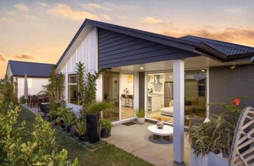 Papamoa Beach House | Executive Modern Home