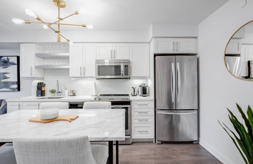 Wellington Place Apartment | Executive Monthly 2BR/2Bath Luxury Condo - Downtown Toronto