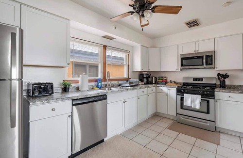 Westmont Apartment | Executive Retreat - 2 Parking Spaces, Sleeps 4!