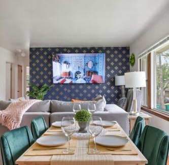 Westmont Apartment | Executive Retreat - 2 Parking Spaces, Sleeps 4!