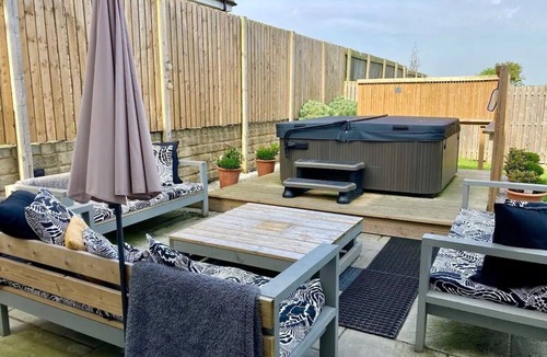 Hoylandswaine House | Executive Rural Smart-Home with Jacuzzi