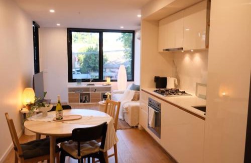 Balwyn Apartment | Executive Stay Quiet 2BR 2BA Study Tram at Door Secure Parking