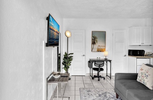 Downtown Hollywood Apartment | Executive Studio @ Hollywood Blvd & Near Beach