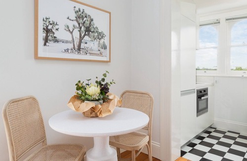 Lewisham Apartment | Executive Studio With Patio Near Trains