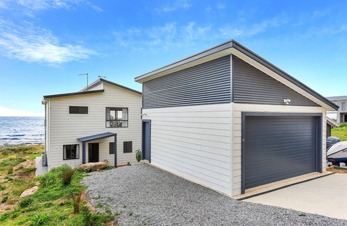 Wirrina Cove House | Executive style accommodation on the beach front at Wirrina Cove. Sit.