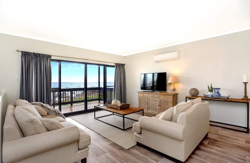 Wirrina Cove House | Executive style accommodation on the beach front at Wirrina Cove. Sit.