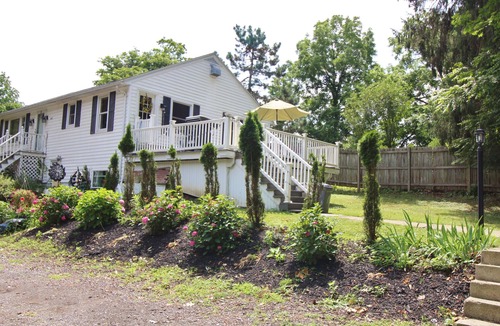 East Aurora Apartment | Executive Style Private Upper Apartment Walk to Village Amenites