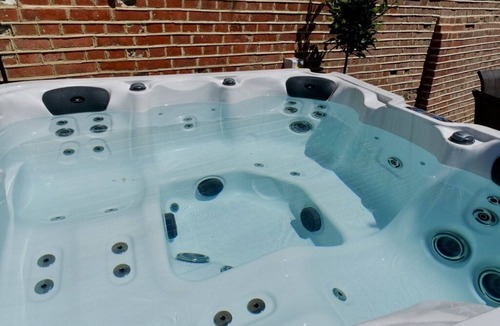 Saffron Walden Apartment | Executive Suite with Private Hot Tub SkyTV