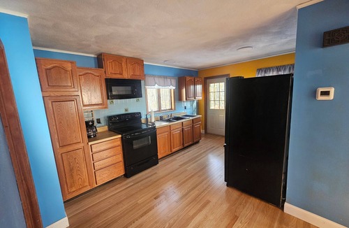Dracut Apartment | Executive Suite with Private Kitchen, Bath & Parking