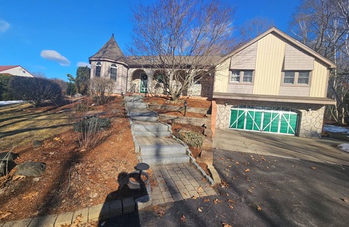 Dracut Apartment | Executive Suite with Private Kitchen, Bath & Parking