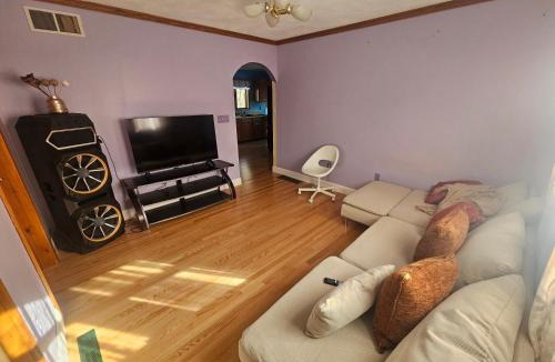 Dracut Apartment | Executive Suite with Private Kitchen, Bath & Parking