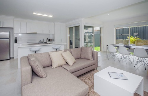 Flynns Beach House | Executive Townhouse At Nobbys Beach