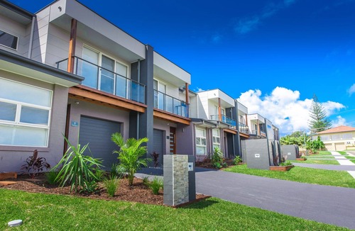 Flynns Beach House | Executive Townhouse At Nobbys Beach