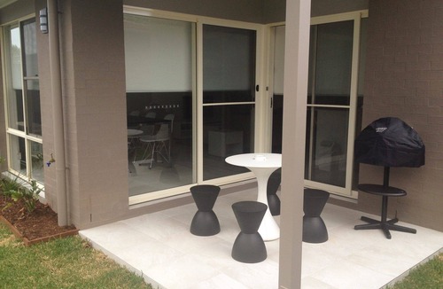 Flynns Beach House | Executive Townhouse At Nobbys Beach