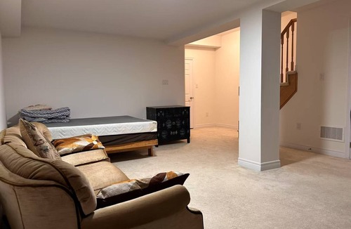 Sheridan House | Executive townhouse next to popular provincial park, 10 minutes walk