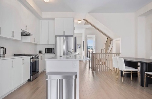Oakville House | Executive Townhouse Oakville, this stylish new home is perfect for group trips.