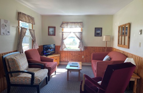 Stanhope Cottage | Executive Two-Bedroom Cottage (Cottage 11)