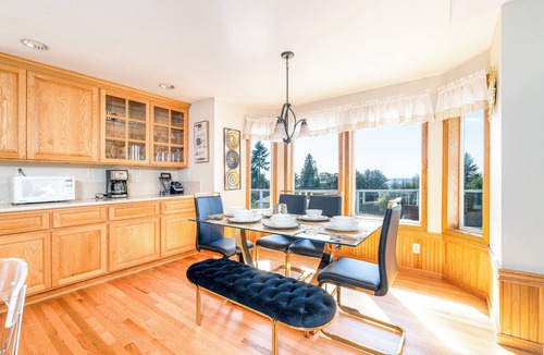 Marysville House | EXECUTIVE VILLA: SCENIC VIEWS FROM DECK!n