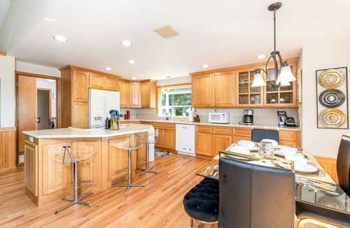 Marysville House | EXECUTIVE VILLA: SCENIC VIEWS FROM DECK!n