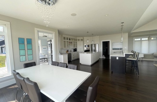 Cornwall House | Executive Water Front Home With Steps To Water, 15 Mins to Downtown