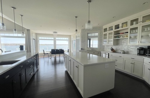 Cornwall House | Executive Water Front Home With Steps To Water, 15 Mins to Downtown