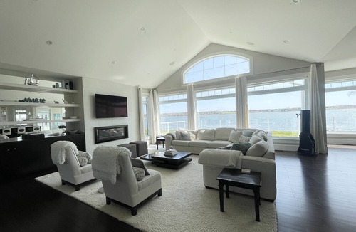 Cornwall House | Executive Water Front Home With Steps To Water, 15 Mins to Downtown