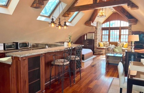 Clarkson-Lorne Park Apartment | Executive Waterfront Loft- 30+ Days