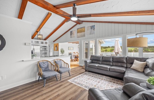 Granville House | Executive Waterfront Home