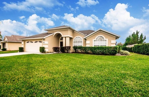 Sunridge Woods Villa | Executive waterfront 4 bed 3 bath, south facing private pool and covered lanai