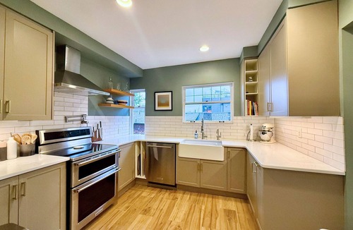 Eastlake Condo | Executive World Cup Base | Reserved Parking | Full Kitchen | Top Floor Privacy