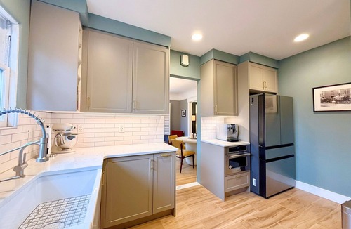 Eastlake Condo | Executive World Cup Base | Reserved Parking | Full Kitchen | Top Floor Privacy