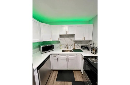 Yalesville Apartment | Exhilarating Emerald & Gold Apt! No cleaning fee